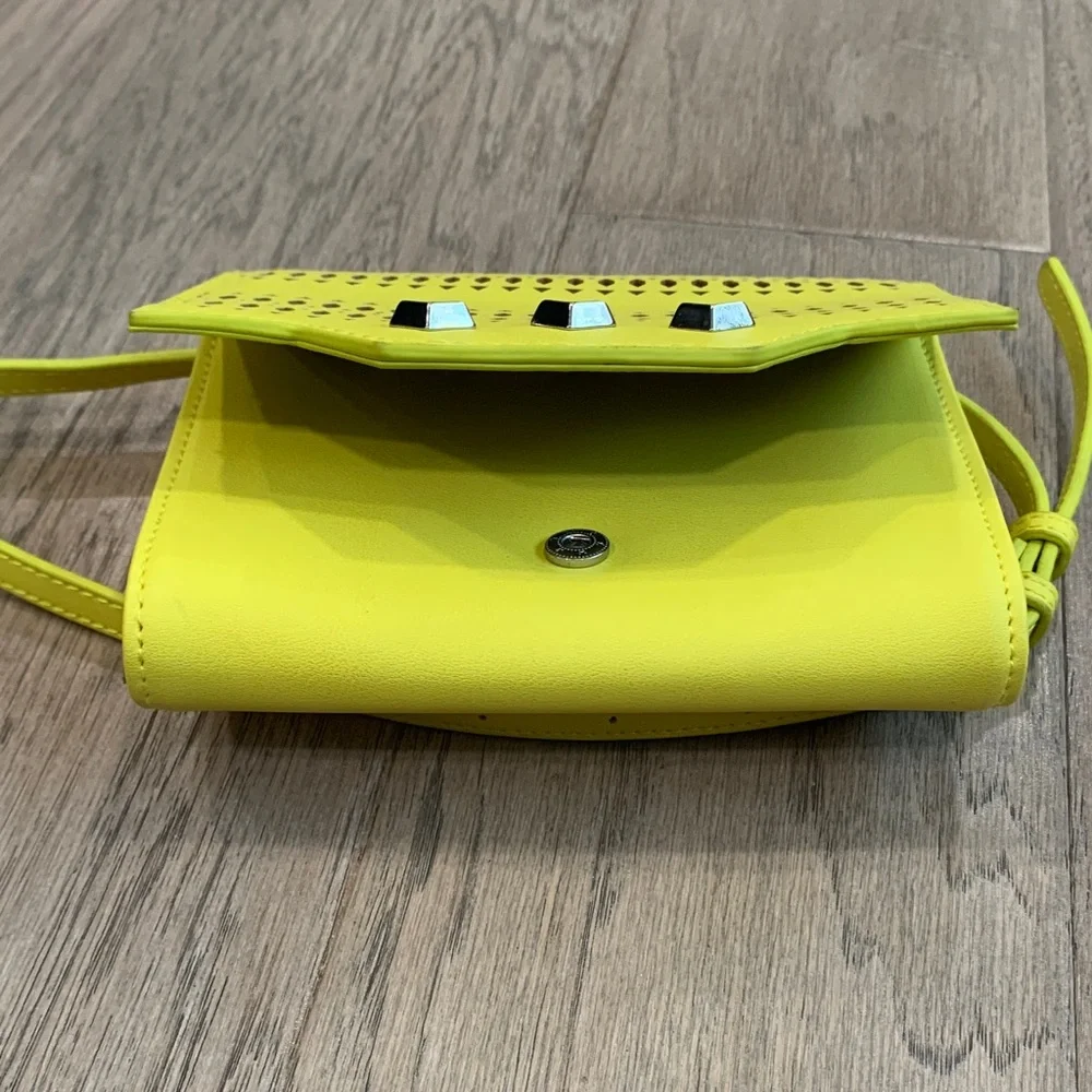 NWOT Stella & Dot Neon Yellow Perforated Crossbody Bag - Picture 6 of 7